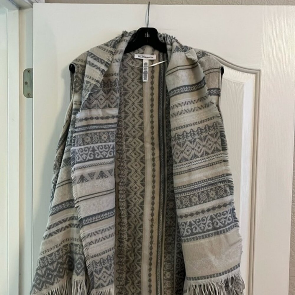 BCBG cream and grey light sweater sleeveless kimono 100% acrylic
